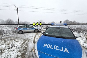 Na zdjęciu widzimy mundurowych w rejonie infrastruktury kolejowej