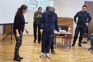 Na zdjęciu widzimy policjanta w czasie profilaktyki z szkole