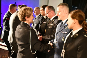 Na zdjęciu widzimy wyróżnionych do odebrania odznaczeń