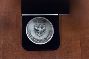 Na zdjęciu widzimy Srebrną Odznakę Honorową za Zasługi dla Województwa Śląskiego