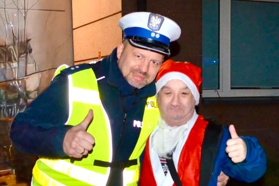 Na zdjęciu widzimy policjanta w czasie zabezpieczenia Moto Mikołaje 2025