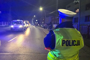 Na zdjęciu widzimy policjanta w czasie zabezpieczenia Moto Mikołaje 2025