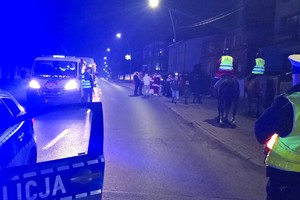 Na zdjęciu widzimy policjanta w czasie zabezpieczenia Moto Mikołaje 2025