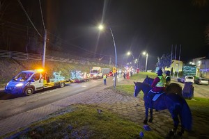 Na zdjęciu widzimy policjanta w czasie zabezpieczenia Moto Mikołaje 2025