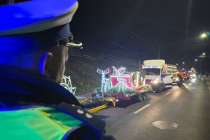 Na zdjęciu widzimy policjanta w czasie zabezpieczenia Moto Mikołaje 2025