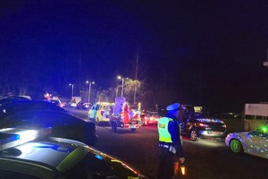 Na zdjęciu widzimy policjanta w czasie zabezpieczenia Moto Mikołaje 2025
