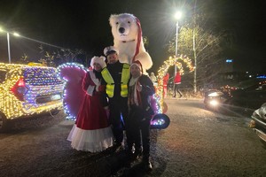 Na zdjęciu widzimy policjanta w czasie zabezpieczenia Moto Mikołaje 2025