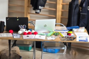 Na zdjęciu widzimy policjanta oraz seniorów w czasie debaty