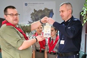 Na zdjęciu widzimy Betlejemskie Światło Pokoju zapłonęło w bieruńskiej komendzie