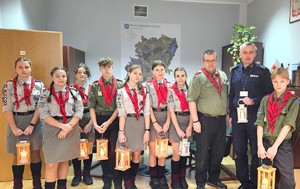 Na zdjęciu widzimy Betlejemskie Światło Pokoju zapłonęło w bieruńskiej komendzie