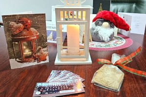 Na zdjęciu widzimy Betlejemskie Światło Pokoju zapłonęło w bieruńskiej komendzie