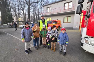 Na zdjęciu widzimy policjanta rozdającego odblaski