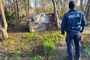 Na zdjęciu widzimy policjanta w czasie sprawdzania miejsc przebywania osób w kryzysie bezdomności
