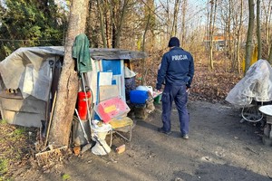 Na zdjęciu widzimy policjanta w czasie sprawdzania miejsc przebywania osób w kryzysie bezdomności