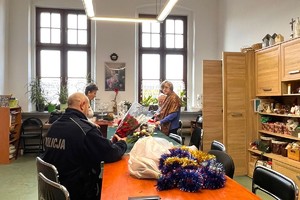 Na zdjęciu widzimy dzielnicowego w czasie profilaktyki z seniorami