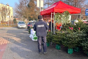 Na zdjęciu widzimy dzielnicowego który prowadził kontrole punktów sprzedaży ryb i choinek