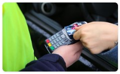 Płatności bezgotówkowe za mandaty w Policji – program przedłużony do 2028 roku