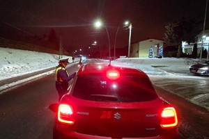 Na zdjęciu widzimy policjanta w czasie działań Trzeźwość