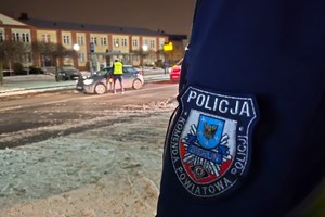Na zdjęciu widzimy policjanta w czasie działań Trzeźwość