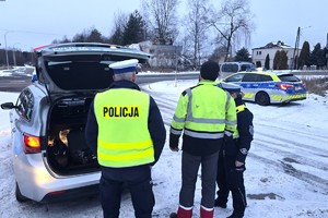 Na zdjęciu widzimy policjanta w czasie działań Trzeźwość