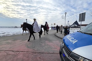 Na zdjęciu widzimy policjantów w czasie zabezpieczenia Orszaku Trzech Króli
