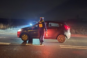 Na zdjęciu widzimy policjanta w czasie prowadzonych działań