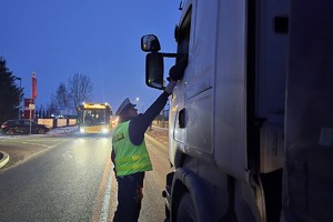 Na zdjęciu widzimy policjanta w czasie prowadzonych działań