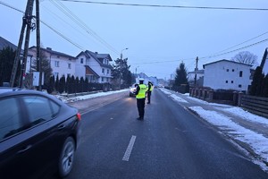 Na zdjęciu widzimy policjantów w czasie prowadzonych działań