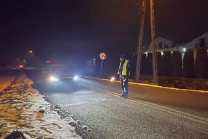 Na zdjęciu widzimy policjanta w czasie działań