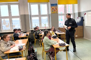 Na zdjęciu widzimy policjanta w czasie profilaktyki w szkole