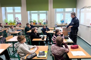 Na zdjęciu widzimy policjanta w czasie profilaktyki w szkole