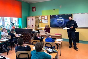Na zdjęciu widzimy policjanta w czasie profilaktyki w szkole