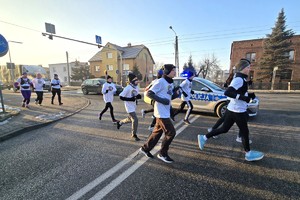 NA zdjęciu widzimy policjanta zabezpieczającego VII edycja Biegu Pamięci ze Światłem Pokoju