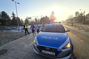 NA zdjęciu widzimy policjanta zabezpieczającego VII edycja Biegu Pamięci ze Światłem Pokoju