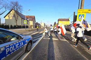 NA zdjęciu widzimy policjanta zabezpieczającego VII edycja Biegu Pamięci ze Światłem Pokoju