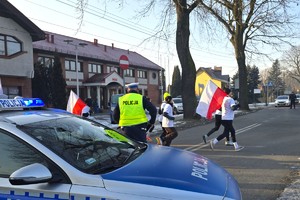 NA zdjęciu widzimy policjanta zabezpieczającego VII edycja Biegu Pamięci ze Światłem Pokoju