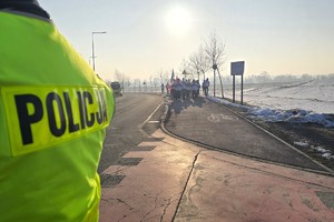 NA zdjęciu widzimy policjanta zabezpieczającego VII edycja Biegu Pamięci ze Światłem Pokoju