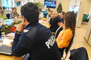 Na zdjęciu widzimy dzielnicowego w czasie profilaktyki