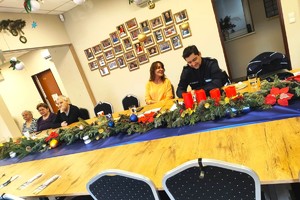 Na zdjęciu widzimy dzielnicowego w czasie profilaktyki