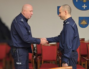 Na zdjęciu widzimy policjantów w czasie narady służbowej