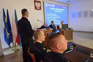 Na zdjęciu widzimy policjantów w czasie narady służbowej