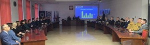 Na zdjęciu widzimy policjantów w czasie narady służbowej