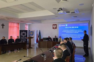 Na zdjęciu widzimy policjantów w czasie narady służbowej