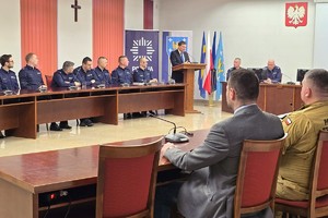 Na zdjęciu widzimy policjantów w czasie narady służbowej