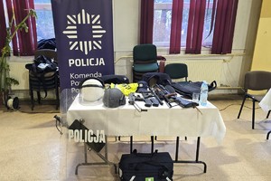 Na zdjęciu widzimy uczniów rozmawiających z policjantami w czasie Dnia Otwartego