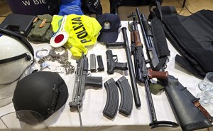 Na zdjęciu widzimy stoisko policyjne w czasie Dnia Otwartego