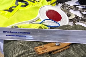 Na zdjęciu widzimy stoisko policyjne w czasie Dnia Otwartego