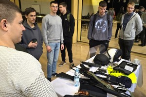 Na zdjęciu widzimy stoisko policyjne oraz uczniów  w czasie Dnia Otwartego