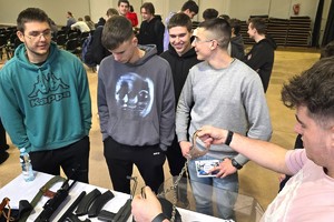 Na zdjęciu widzimy stoisko policyjne w czasie Dnia Otwartego