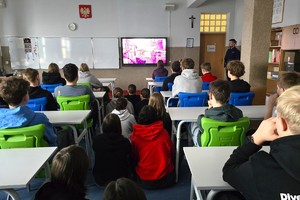 Na zdjęciu widzimy uczniów oraz policjanta w czasie profilaktyki